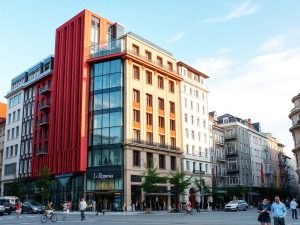 Peisaj urban din România cu clădiri moderne și tradiționale.