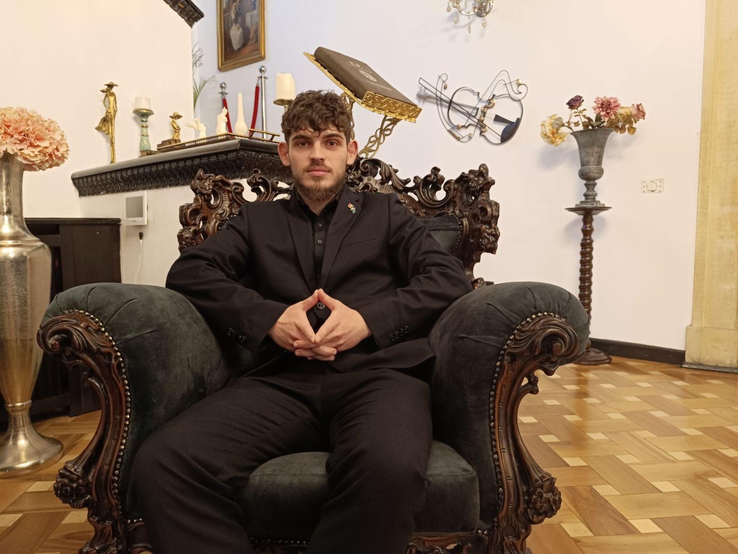 Vlad Augustin construiește autoritate de brand cu totemuri 4K, LinkedIn automatizat și rețeaua EkoGroup Press