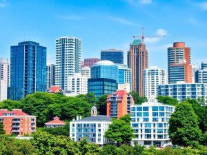 Piața imobiliară influențată de legislație și reglementări.