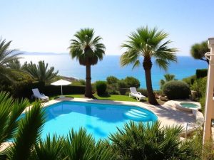 Vila moderna langa mare, cu gradina si piscina.