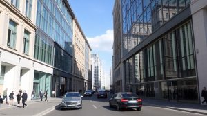 Străzi comerciale aglomerate din România, clădiri moderne.